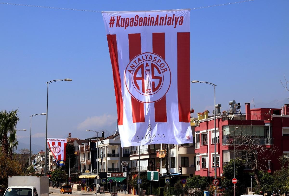 Antalyaspor bayrakları caddeleri s&uuml;sl&uuml;yor