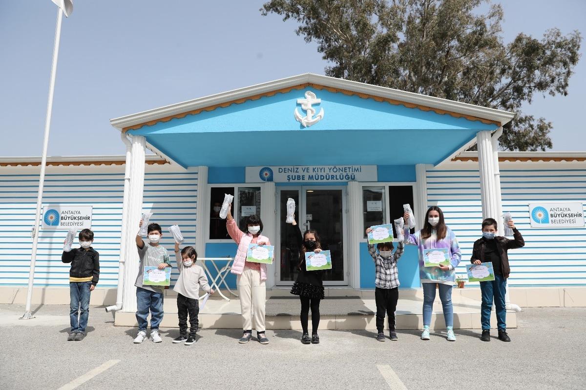 Antalya&rsquo;nın &ccedil;ocuk su el&ccedil;ilerine matara hediye edildi