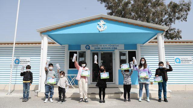 Antalya’nın çocuk su elçilerine matara hediye edildi