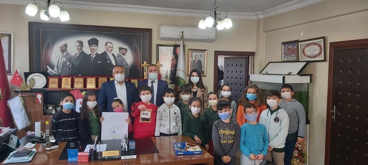 Minik &ouml;ğrenciler, Başkan Başol&rsquo;a projelerini sundu