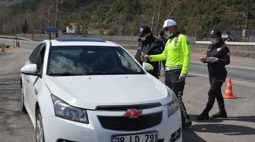Emniyetten s&uuml;r&uuml;c&uuml;lere kolonya ve &ccedil;ikolata ikramı