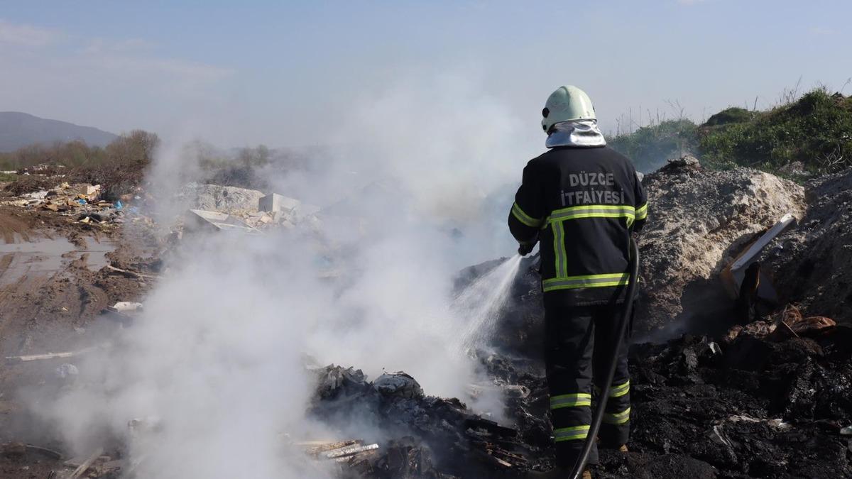İtfaiyeden &ccedil;&ouml;p yangınına anında m&uuml;dahale