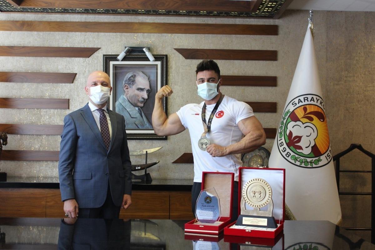 V&uuml;cut geliştirme şampiyonu olarak evine d&ouml;nd&uuml;