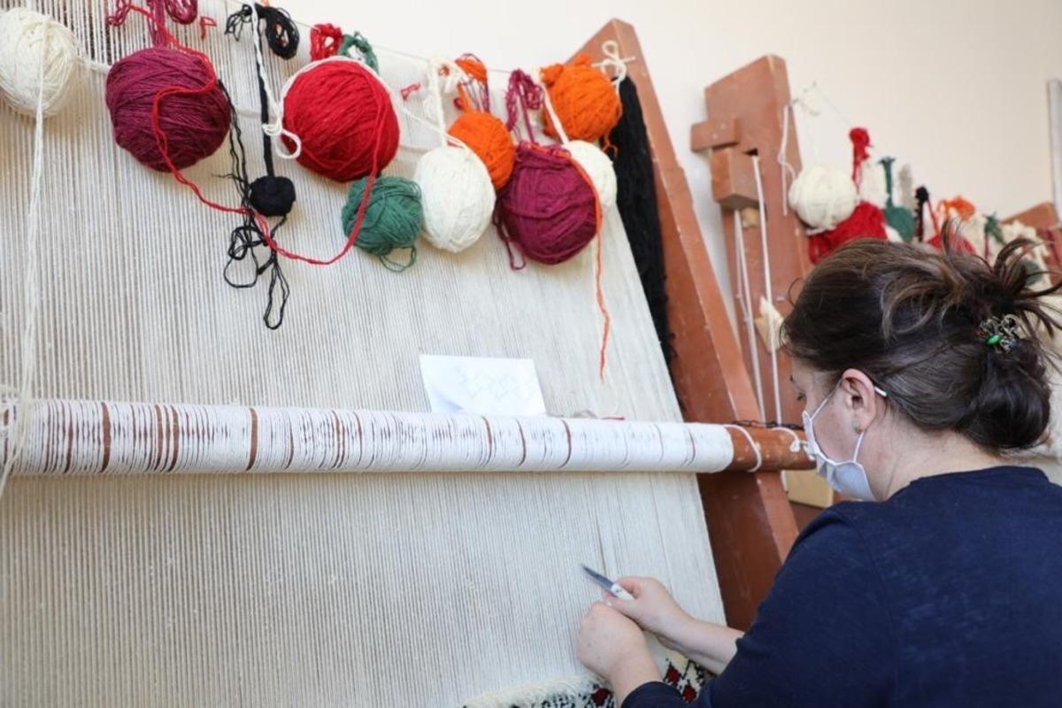 Kars Belediyesi&rsquo;nden halı dokuma kursu