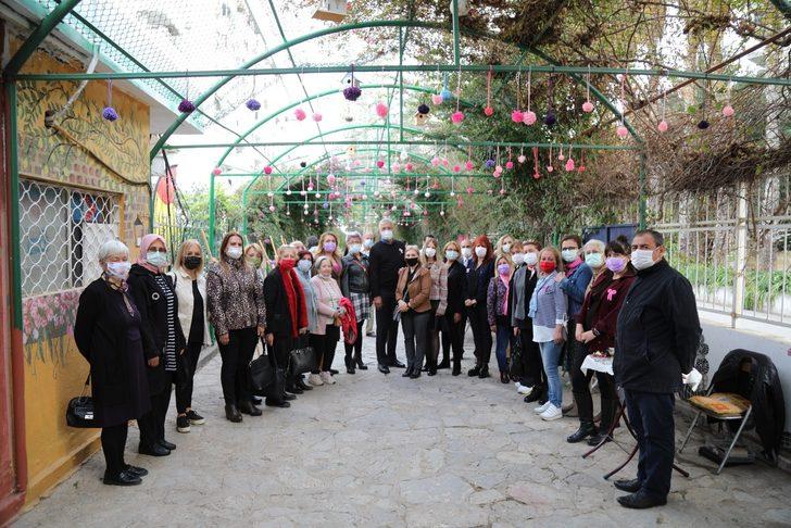 Ağaçlara ponpon asarak kanserde erken teşhise dikkat çektiler G1