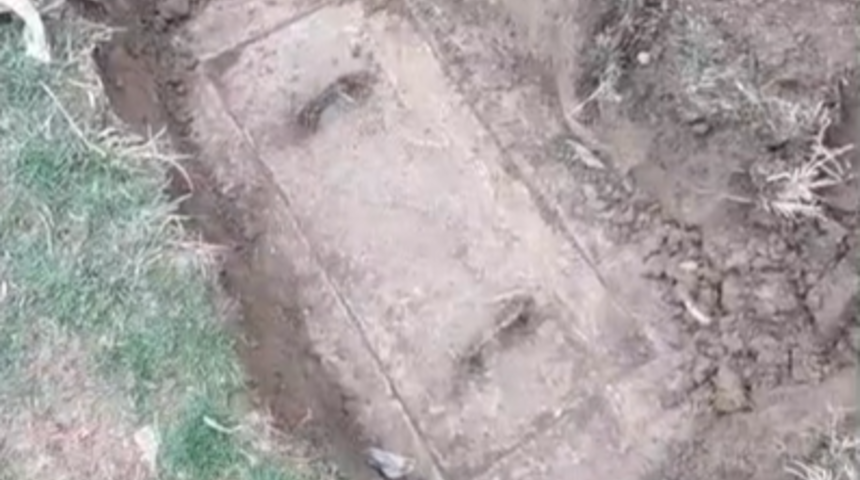 Hazine bulurum umuduyla kazmaya başladı! Daha kutuyu açmadan midesi bulandı