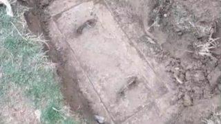 Hazine bulurum umuduyla kazmaya başladı! Daha kutuyu açmadan midesi bulandı