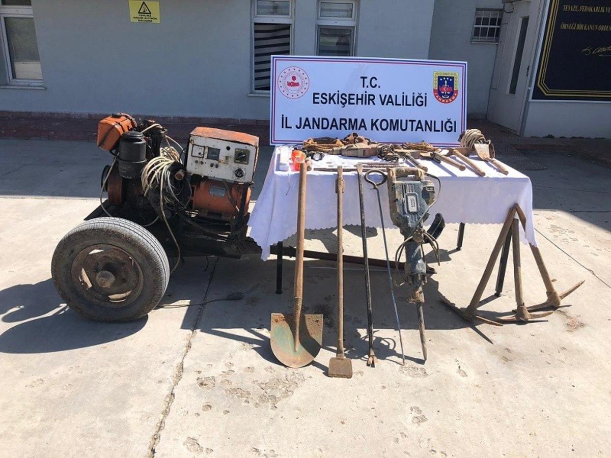 Jandarma ekipleri ormanlık alandaki ka&ccedil;ak kazıya su&ccedil;&uuml;st&uuml; yaptı