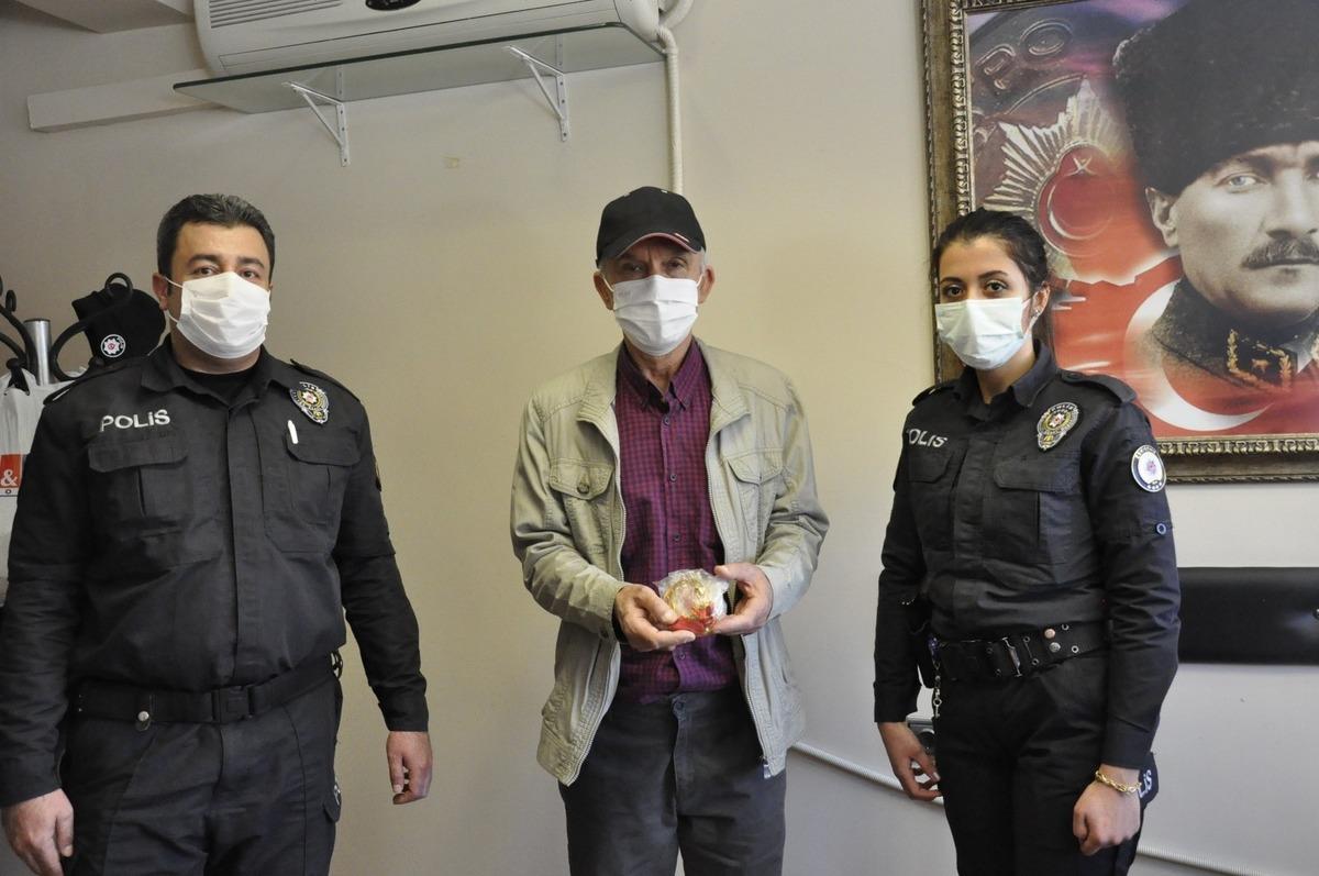 Polis, kaybedilen 27 bin TL&rsquo;lik altınını sokak sokak arayarak buldu