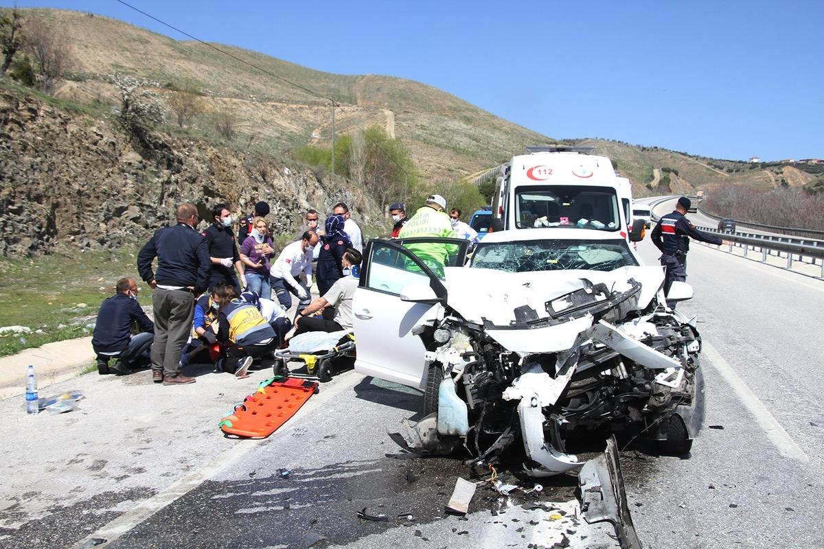 Otomobil tıra arkadan &ccedil;arptı: 3&rsquo;&uuml; ağır 5 yaralı