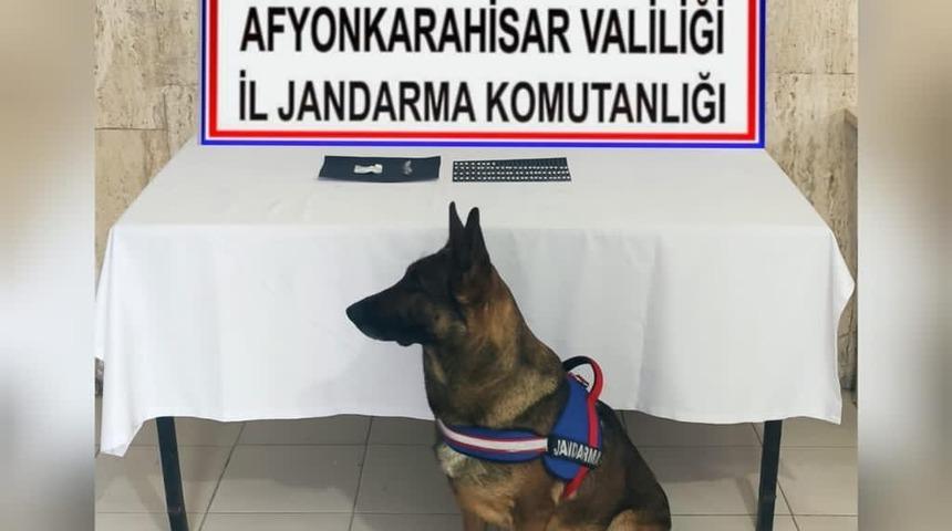 Otomobil kol&ccedil;ağından uyuşturucu hap, sigara paketinden metamfetamin &ccedil;ıktı