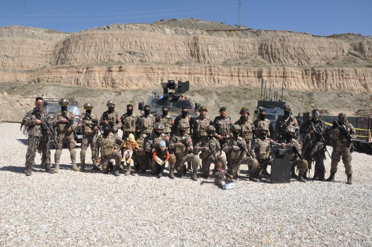 &Ouml;zel Harekat polislerinin eğitim faaliyeti izleyenleri b&uuml;y&uuml;ledi