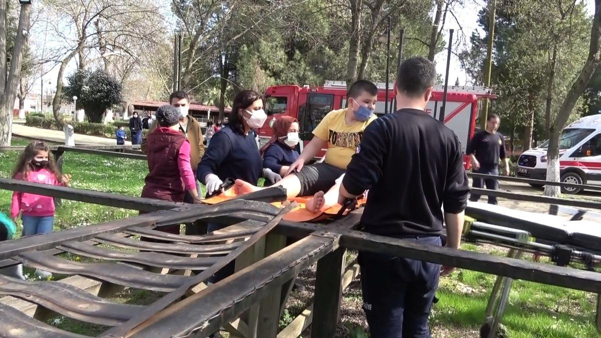 Parkta ayağı demirlerin arasına sıkışan &ccedil;ocuğu itfaiye kurtardı