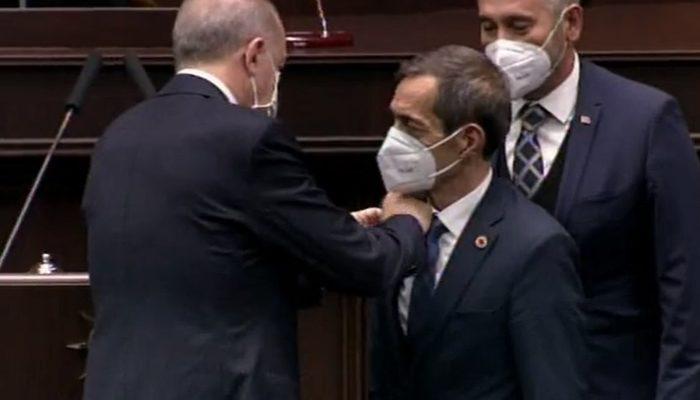 Cumhurbaşkanı Erdoğan, CHP'den ayrılıp AK Parti'ye katılan Nejat Önder'e rozet taktı