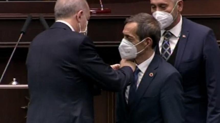 Cumhurbaşkanı Erdoğan, CHP'den ayrılıp AK Parti'ye katılan Nejat Önder'e rozet taktı