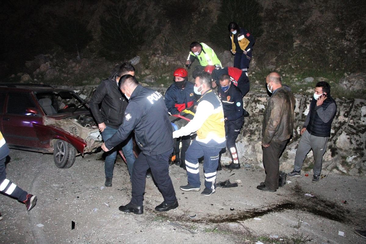 Manisa'da bir tekerinin kopması sonucu şarampole devrilen otomobilin s&uuml;r&uuml;c&uuml;s&uuml; ağır yaralandı