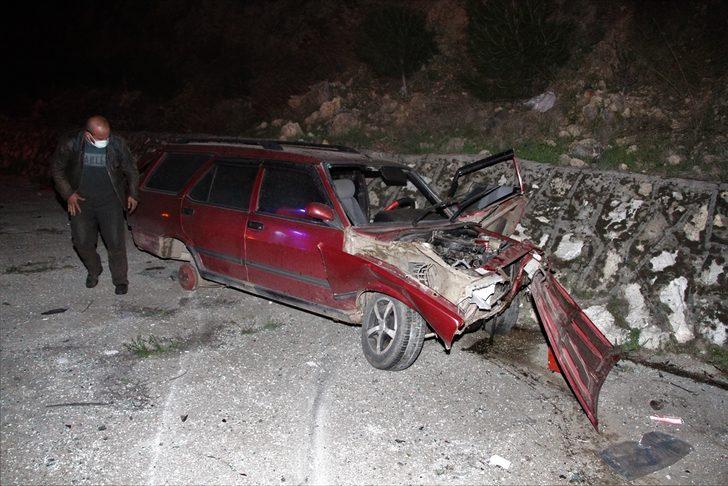 Manisa'da bir tekerinin kopması sonucu şarampole devrilen otomobilin sürücüsü ağır yaralandı G2
