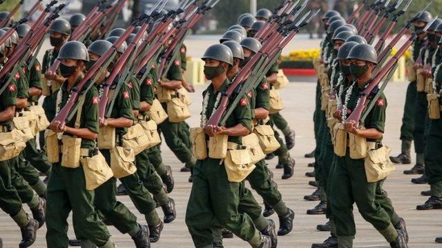 Myanmar ordusu geçit töreninde