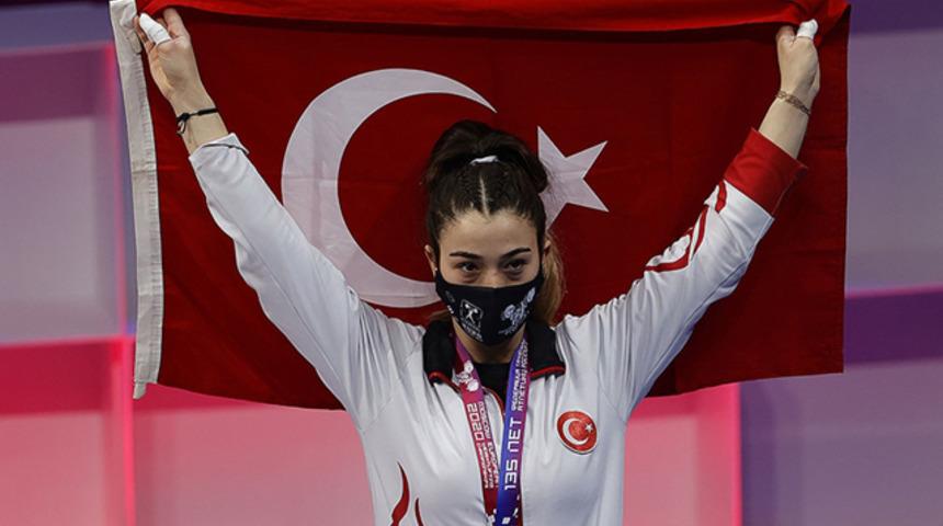 Milli halterci Berfin Altun'dan bronz madalya