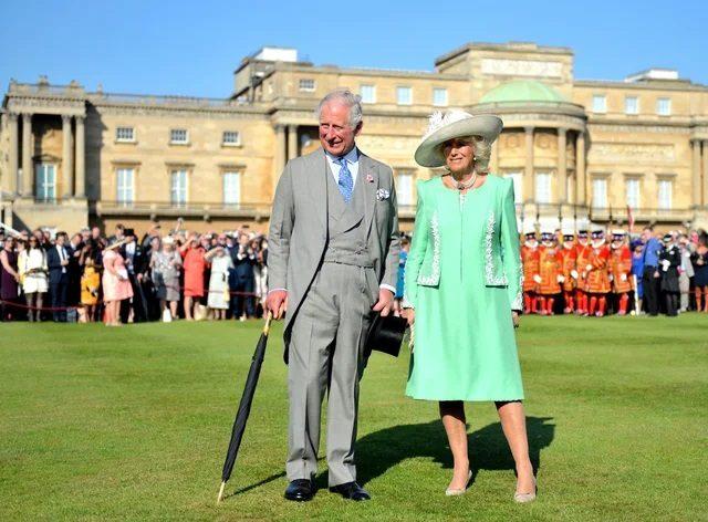 Kraliçe II. Elizabeth'ten bir ilk: Buckingham Sarayı’nın bahçesini halka açıyor
