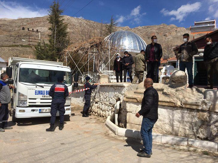 Antalya'da çeşme, ev ve duvarlara yerleştirilen arkeolojik eserlerin müzeye taşınmasında gerginlik G1