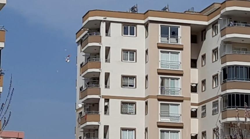 Sinir krizi geçirdi, evdeki eşyaları 8'inci kattan aşağı attı