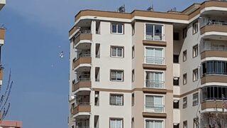 Sinir krizi geçirdi, evdeki eşyaları 8'inci kattan aşağı attı