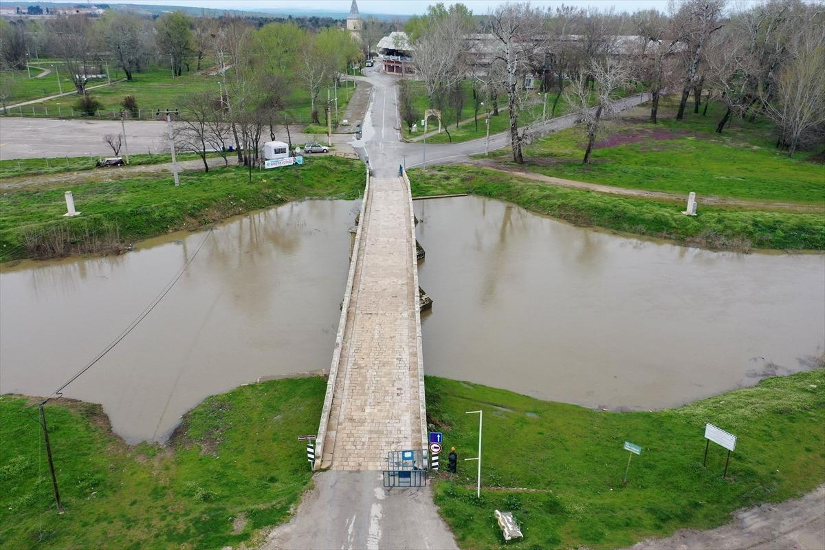 Edirne'de sağanağın ardından debisi y&uuml;kselen Tunca Nehri i&ccedil;in "sarı alarm" verildi
