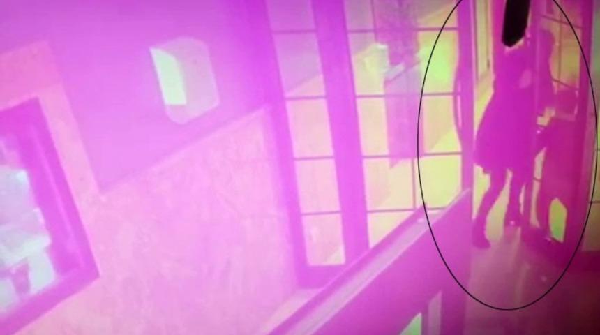 Komşusu kapıda sıkıştırmış! 'Sadece bana mesaj atıyor'