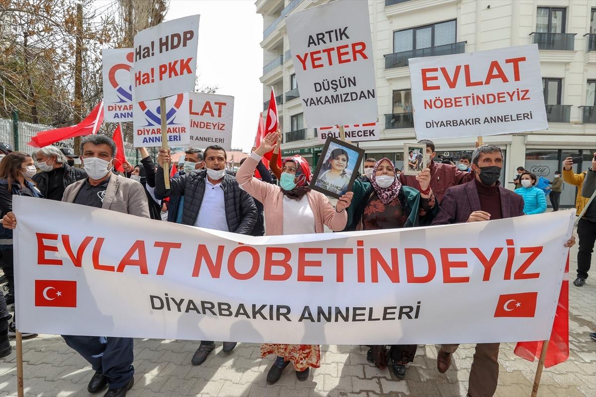 Diyarbakır annelerinden &ccedil;ocukları dağa ka&ccedil;ırılan Vanlı ailelere destek