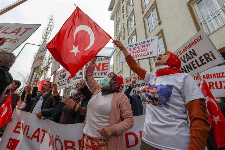 Diyarbakır annelerinden çocukları dağa kaçırılan Vanlı ailelere destek G2