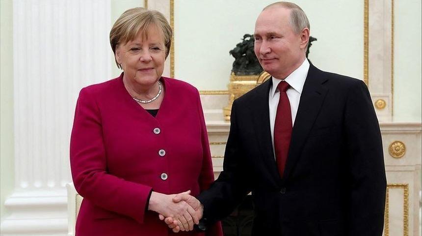 Putin ve Merkel Ukrayna'nın doğusundaki krizi görüştü