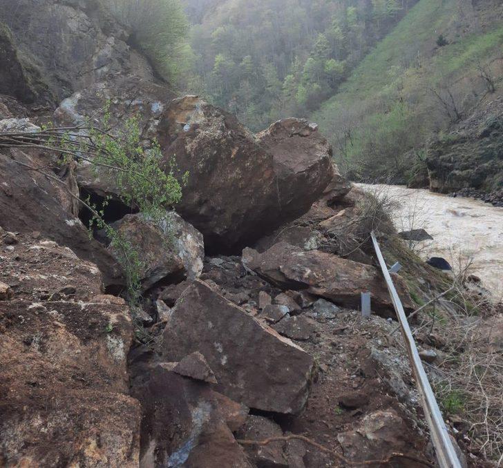 GÜNCELLEME - Giresun'da heyelan nedeniyle kapanan Bulancak-Kovanlık kara yolu ulaşıma açıldı G2