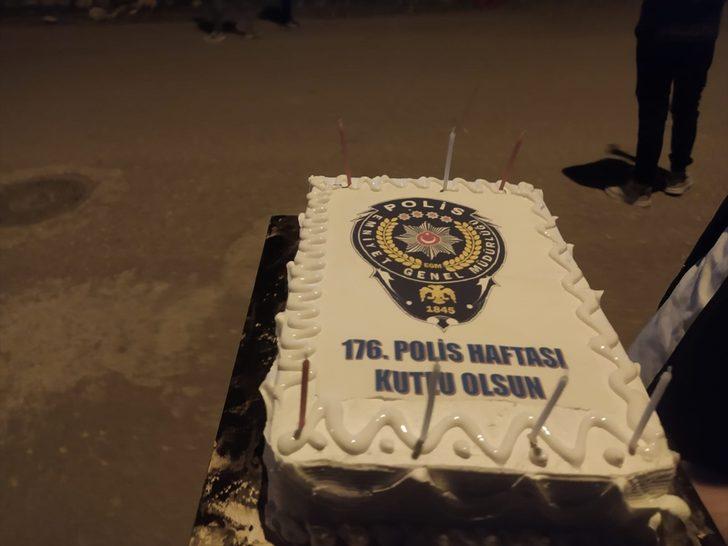 Siirtli gençler, "kavga çıktı" ihbarıyla mahalleye gelen polislere sürpriz yıl dönümü kutlaması yaptı G2