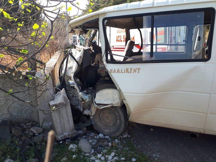 Muğla'da mezarlık duvarına çarpan minibüste 2 kişi yaralandı G1