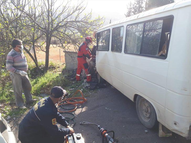 Muğla'da mezarlık duvarına çarpan minibüste 2 kişi yaralandı G3