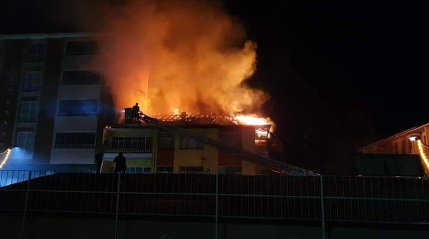 İş merkezinin &ccedil;atısında yangın &ccedil;ıktı; meraklı kalabalık tedbirleri hi&ccedil;e saydı