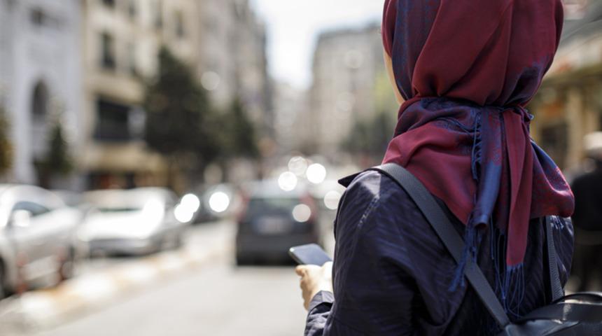 Fransa'da başörtülü gazeteciye 'ırkçı' ölüm tehdidi