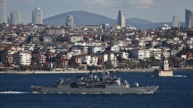 İstanbul Boğazı'ndan geçen bir savaş gemisi