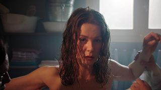 Camdaki Kız dizisi 1. bölüme damga vuran Nalan'ın banyo sahnesi! Burcu Biricik, Camdaki Kız'daki rolüyle olay oldu