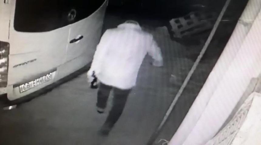 Elinde i&ccedil;ki şişesi ve bı&ccedil;ak bulunan kişi, 2 aracın lastiğini kesti