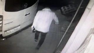 Elinde içki şişesi ve bıçak bulunan kişi, 2 aracın lastiğini kesti