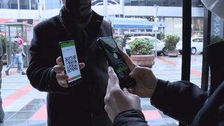 Koronavirüs testi pozitif çıkanların sokaklarda dolaşmak için yaptığı 'pes' dedirtti