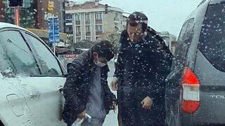 Mendil satan çocuğa montunu veren sürücü o anları anlattı!