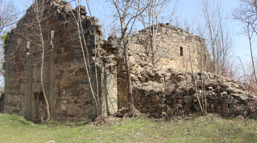 Söktüler, dağıttılar ve gittiler!  Defineciler tarihi kiliseyi talan etti