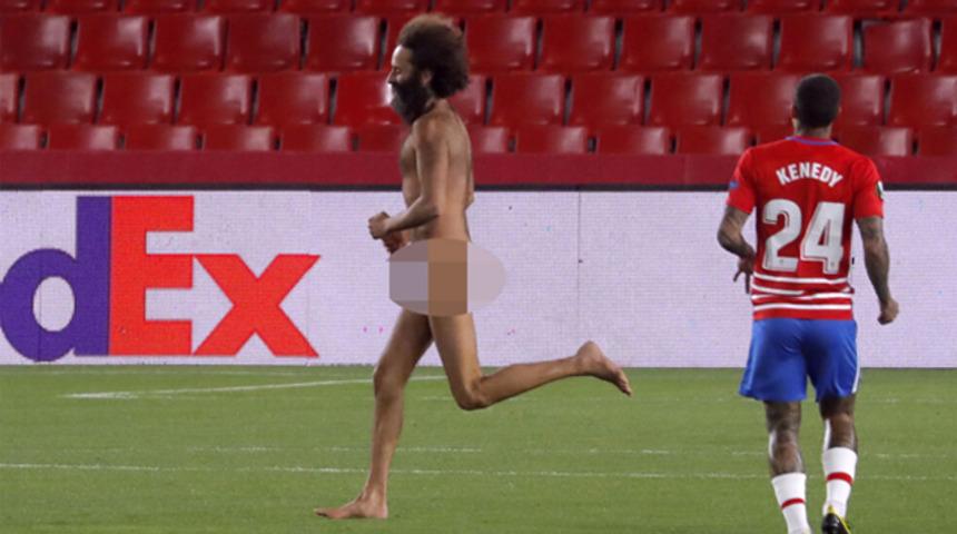 UEFA Avrupa Ligi maçında sahaya çırılçıplak atladı