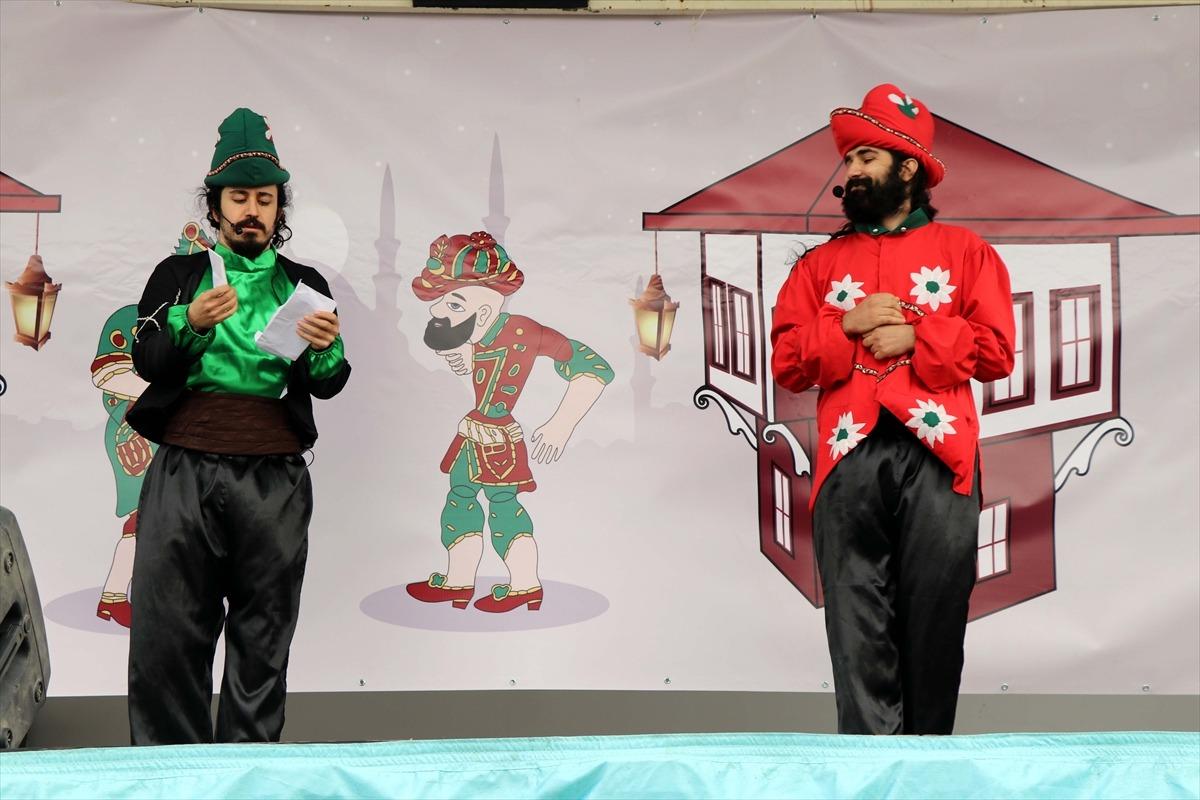 Karag&ouml;z ve Hacivat oyunuyla kırsalda yaşayan &ccedil;ocuklara Kovid-19 tedbirleri anlatılıyor