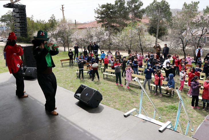 Karagöz ve Hacivat oyunuyla kırsalda yaşayan çocuklara Kovid-19 tedbirleri anlatılıyor G5
