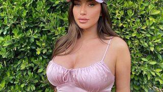 Anastasia Karanikolaou gecelerde! Elbisesiyle dikkat çekti