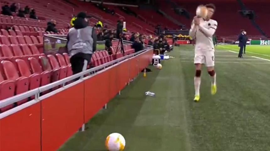 Top toplayıcı, Riccardo Calafiori’nin suratına top fırlattı